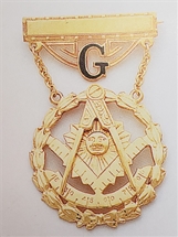 Past Master Swinger Jewel. 10K YG. One bar with G with Square, Compass , Quadrant and Sun within wreath